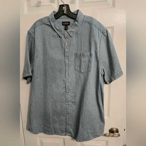 Urban Outfitters Size XL Chambray Short Sleeve Shirt - Picture 1 of 3